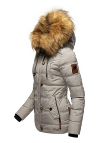 Beige pufferjack met een afneembare nepbont capuchon, rits- en knoopsluiting, twee zijzakken en elastische manchetten. Aangevuld met een logopatch.