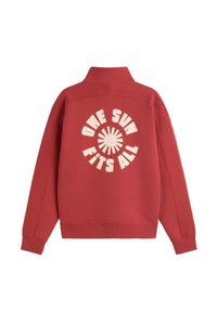 Pull rouge à manches longues avec un col montant, du texte blanc et un motif de soleil au dos indiquant "ONE SUN FITS ALL."