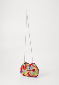 Sac en tissu avec un motif abstrait multicolore, doté d'un haut plissé, d'une bandoulière en chaîne argentée et d'une texture douce et texturée.