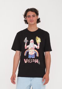 Sort t-shirt med et farverigt grafik af en skægget figur, der holder to dyr, med en regnbue og "VOLCOM"-tekst i pink nederst.