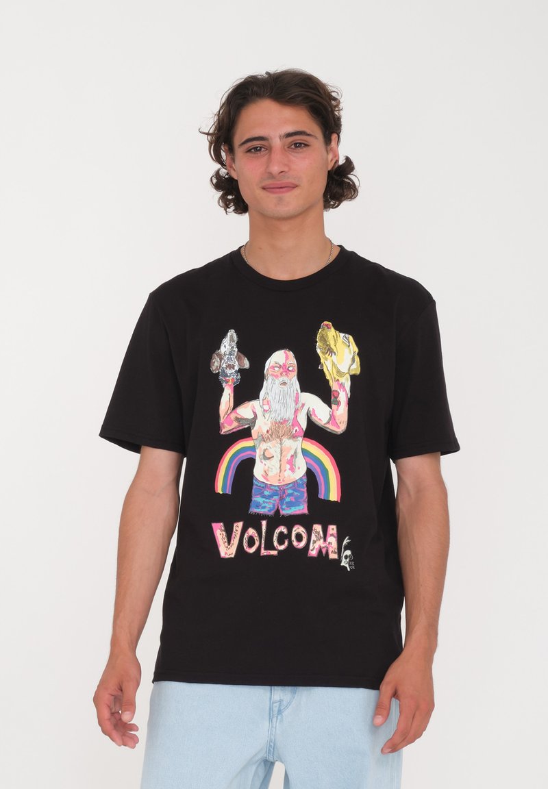 Sort t-shirt med et farverigt grafik af en skægget figur, der holder to dyr, med en regnbue og "VOLCOM"-tekst i pink nederst.