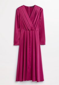 Robe en satin fuchsia avec un décolleté en V profond et des manches longues. Présente des détails plissés aux épaules et une jupe fluide en ligne A.