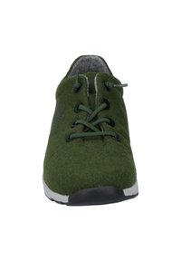 Sneaker verde in feltro con hardware nero, lacci e una parte superiore testurizzata. Presenta una suola in gomma bianca e una linguetta imbottita per il comfort.