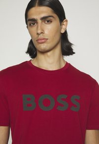 BOSS THINKING - Camiseta estampada - red