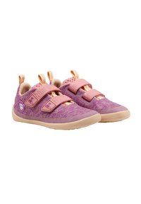 Scarpe per bambini viola e rosa con tomaia testurizzata, due strap in Velcro e suola in gomma beige chiaro. Progettate per comfort e flessibilità.