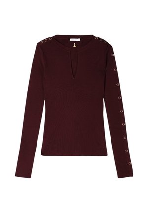 Top lungo bordeaux a maniche lunghe con scollatura a chiave, texture a coste e occhielli metallici decorativi lungo le maniche.