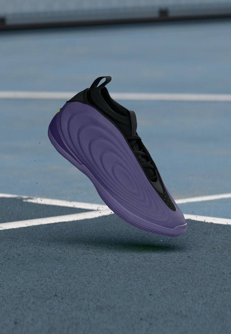 Chaussure de sport noire avec une semelle en caoutchouc violet, présentant des rainures texturées et un design épuré. Lacets noirs et accents assortis complètent le style.