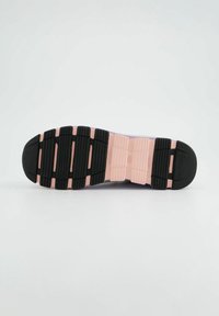 Suola della scarpa con un motivo di trazione in gomma nera, intersuola rosa e elementi di design testurizzati per aderenza e comfort.