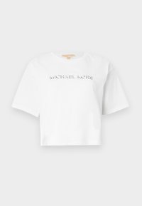 T-shirt branca curta em algodão com mangas curtas, apresentando texto em relevo "MICHAEL KORS" na frente. Textura suave, design simples.