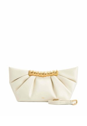 Pochette en cuir crème avec design froncé et poignée tubulaire dorée, accompagnée d'une sangle assortie amovible avec boucle dorée.