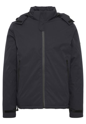 Morska wodoodporna kurtka z wysokim kołnierzem, pełnym zamkiem, bocznymi kieszeniami na zamek, regulowanymi mankietami oraz wzmocnionymi akcentami na ramionach. Gładka tekstura.