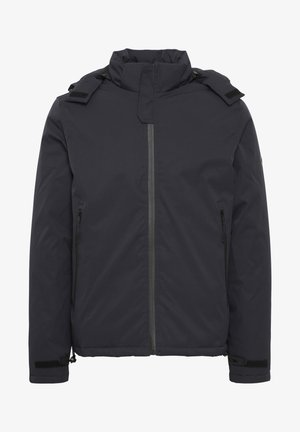 Morska wodoodporna kurtka z wysokim kołnierzem, pełnym zamkiem, bocznymi kieszeniami na zamek, regulowanymi mankietami oraz wzmocnionymi akcentami na ramionach. Gładka tekstura.