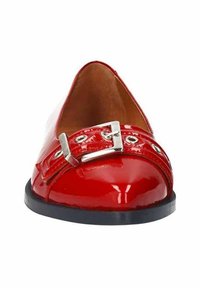 Ballerines en cuir vernis rouge à bout pointu avec une accent de boucle en argent et des détails de sangle, dotées d'une semelle noire basse et d'une texture lisse.