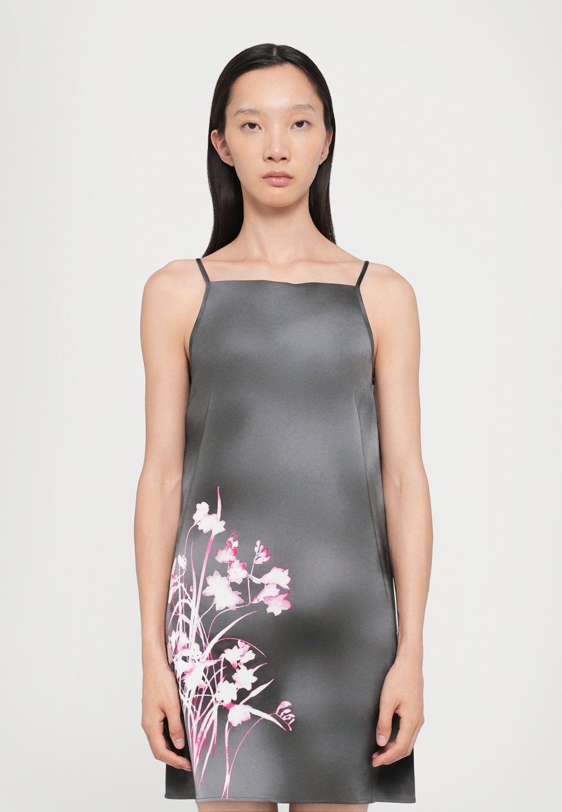 Grijze satijnen slipdress met dunne bandjes, featuring een roze bloemenprint aan de linkeronderkant. Glad textuur en eenvoudig A-lijn ontwerp.