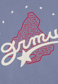Blauw T-shirt met een rode omtrek van een vorm, voorzien van witte handgeschreven tekst en een grote witte ster als accent, tegen een sterrenhemel achtergrond.