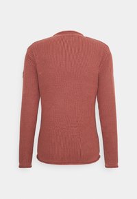 Sweter w kolorze rdzy, z dzianiny, z teksturowanym wzorem, z długimi rękawami i okrągłym dekoltem. Posiada ściągacze na brzegach i dopasowany krój.