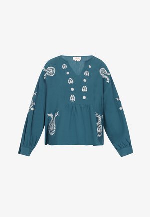 Teal színű, hosszú ujjú blúz, V nyakkivágással és hímzett fehér virágmintákkal. Bővebb fazon és texturált anyag jellemzi.