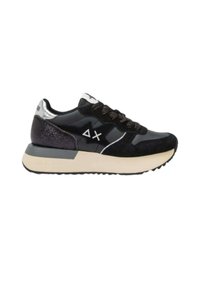 Sneakers met een zwarte suede en synthetisch bovenwerk, zilveren accenten en een beige buitenzool. Beschikt over een getextureerde hiel en een gewatteerde kraag.