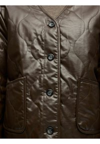 Braune Lederjacke mit gesteppter Textur, ausgestattet mit einem V-Ausschnitt, sechs Knöpfen und zwei Fronttaschen.