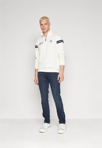 Wrangler LARSTON - Kavbojke slim fit - travis