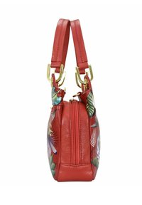 Rote Lederhandtasche mit floralen Akzenten, goldenen Beschlägen, einem Reißverschluss und zwei kurzen Griffen, die eine strukturierte Oberfläche und lebendige Farben präsentiert.