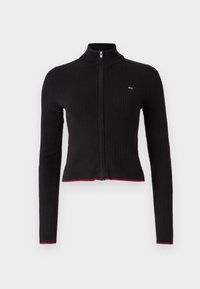 Černý svetr na zip s jemným strukturováním, dlouhými rukávy a přiléhavým střihem. Nabízí červený akcent na spodním lemu a logo na hrudi.