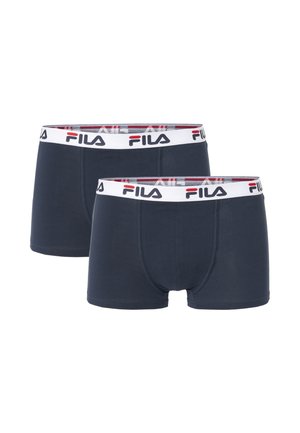 Dwie pary ciemnoniebieskich męskich bokserek z białymi elastycznymi pasami w talii z logo FILA w czerni i czerwieni.