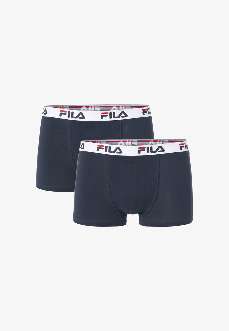Deux paires de boxers pour hommes bleu foncé avec des ceintures élastiques blanches portant le logo FILA en noir et rouge.