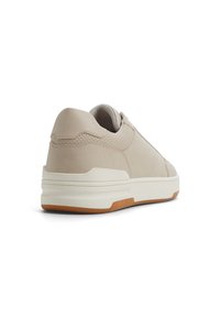 Hellebeige Sneaker mit einer glatten Oberfläche, kontrastierender weißer Zwischensohle und einer Laufsohle aus Gummi. Verfügt über dezente Nähte und durchbrochene Akzente.