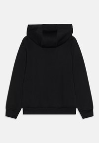 Černá mikina s kapucí, která má jednoduchý design, měkkou texturu, žebrované manžety a pas, a velkou kapsu na zádech.