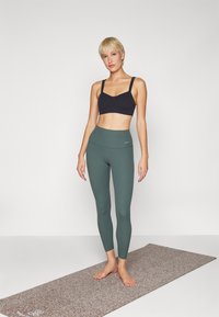 Nike Performance ZENVY - Tajice - vintage green/black
