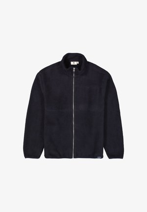 Marineblauwe fleece jas met een volledige rits, hoge kraag en een borstzak. Zachte textuur met een minimalistisch ontwerp en zonder zichtbare hardware accenten.