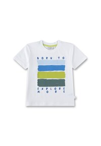 Weiße Baumwoll-T-Shirt mit horizontalen Pinselstrichstreifen in Blau und Grün. Der Text lautet "BORN TO EXPLORE MORE" in fetten blauen Buchstaben.