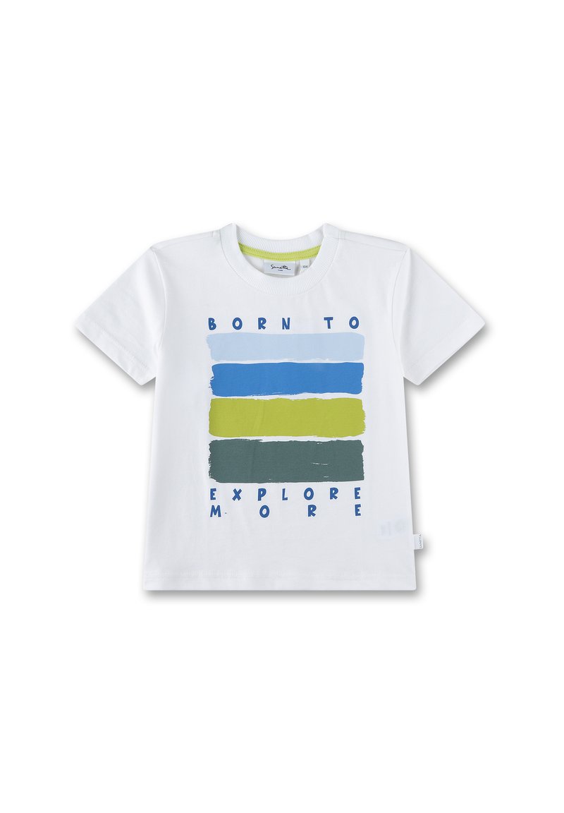 Weiße Baumwoll-T-Shirt mit horizontalen Pinselstrichstreifen in Blau und Grün. Der Text lautet "BORN TO EXPLORE MORE" in fetten blauen Buchstaben.