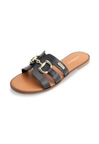 Svart lädersandal med tre breda remmar, detalj i guldton och en beige sula. Slät textur, minimalistisk design.