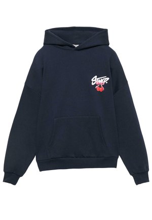 Sweat à capuche bleu marine avec poche avant, petit logo blanc et cerises rouges avec un nœud rose sur la partie supérieure gauche de la poitrine.
