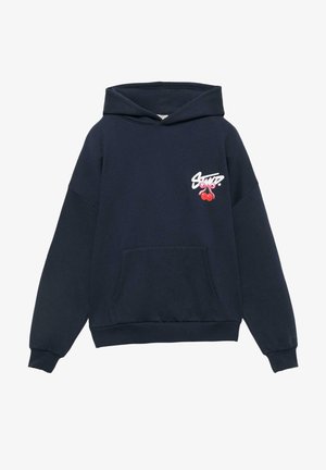 Donkerblauwe hoodie met voorzak, klein wit logo, en rode kersen met een roze strik op het linker bovenste borstgebied.