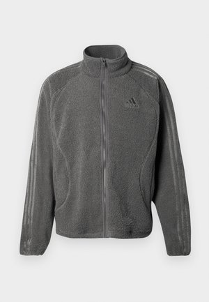 Pilkas fliso užtrauktukas su aukštu apykakle, šoninėmis kišenėmis ir subtiliu Adidas logotipu bei trimis juostelėmis ant rankovių.
