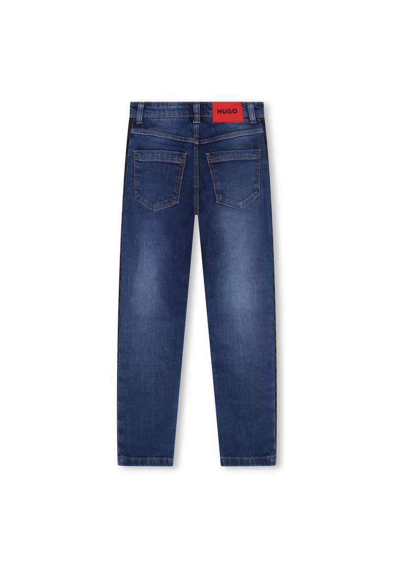 Dunkelblaue Denim-Jeans mit geradem Bein, fünf Taschen und einem roten Etikett auf der Rückseite, das den Markennamen "HUGO" trägt.