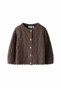 Bruin gebreid babyjack met lange mouwen, gegolfde randen, knoopsluiting aan de voorkant en een gestructureerd bladvormig patroon.