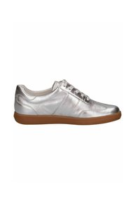 Sneaker metallico argento con una superficie liscia, design con lacci e suola in gomma color cuoio. Presenta accenti di cuciture sottili.