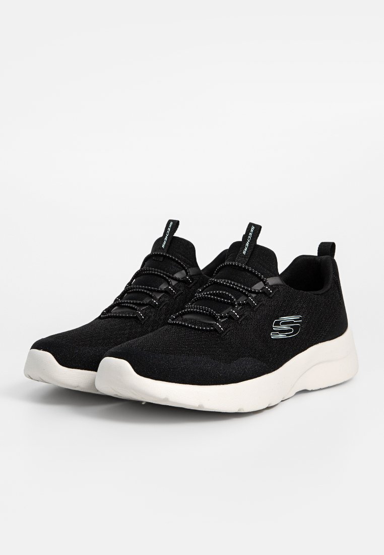 Zapatillas deportivas negras con parte superior de punto texturizado y cordones elásticos, con una suela blanca y un logotipo en el lateral.