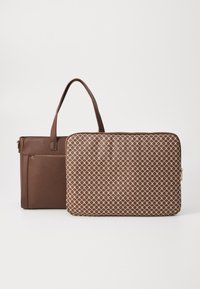 Brun læder tote med en lynlås lomme, ledsaget af en polstret laptop sleeve med et geometrisk mønster i brun og creme.