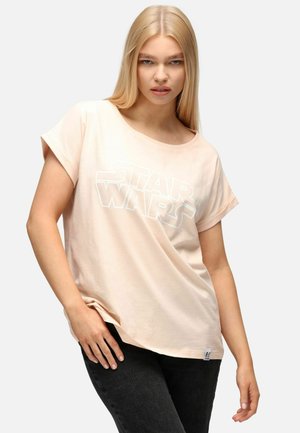 Lyserød kortærmet T-shirt med en hvid "STAR WARS" grafik på forsiden, med en afslappet pasform og blød, glat tekstur.