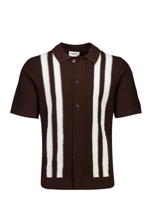 Bruin gebreid poloshirt met korte mouwen, witte verticale strepen en knopen aan de voorkant.