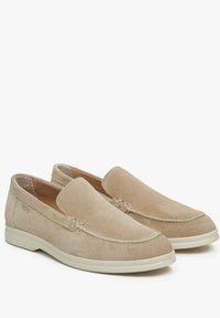 Beige Wildleder Slipper mit runder Zehenpartie und weißer Gummisohle. Verfügt über dekorative Nähte entlang des Schafts und der Seite. Markenlogo an der Seite.