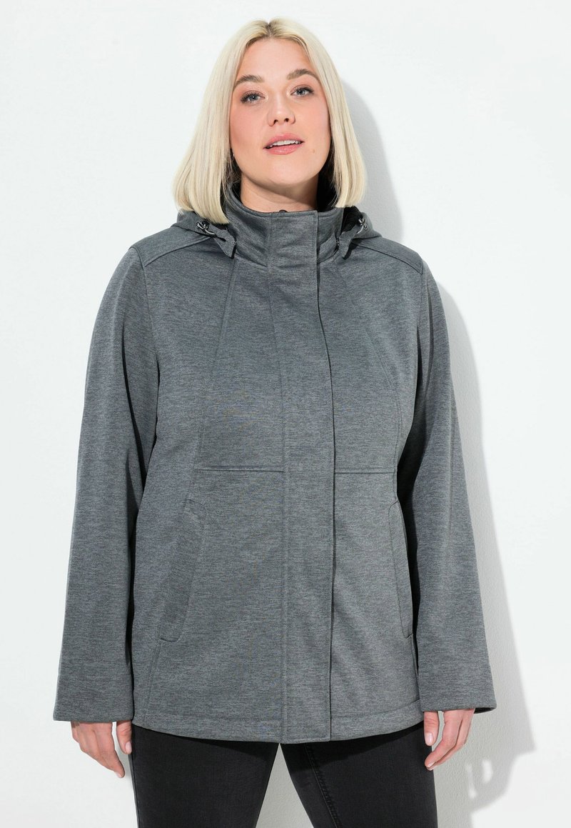 Grå softshell-jacka med hög krage, framfickor och en slät textur. Har dragkedjestängning och huva med justerbara snörningar.