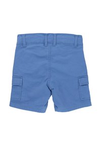 Siniset cargo-shortsit, jotka on valmistettu puuvillasta. Niissä on kaksi sivutaskua, litteä vyötärö ja sileä rakenne, jossa on ompeluyksityiskohtia.