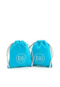 Blaue Stoffbeutel mit Kordelzug und glatter Textur, ausgestattet mit einem runden weißen Logo, das "Elli by Julie & Grace" zeigt.