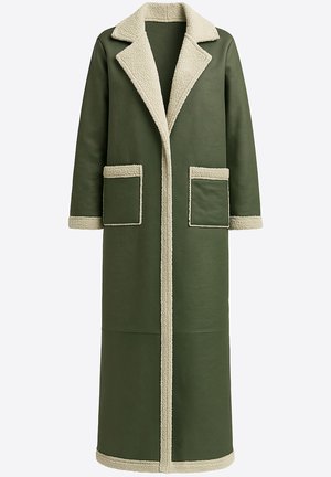 Langer grüner Mantel aus glattem Material mit einem plüschigen, cremefarbenen, shearling-ähnlichen Kragen, Akzenten und zwei vorderen Taschen.